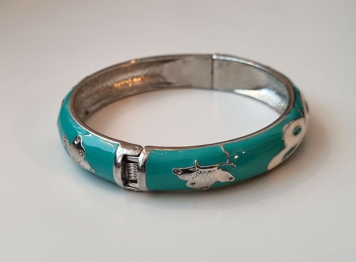 Stilrent armband med dekorativa fjärilar (turkos)