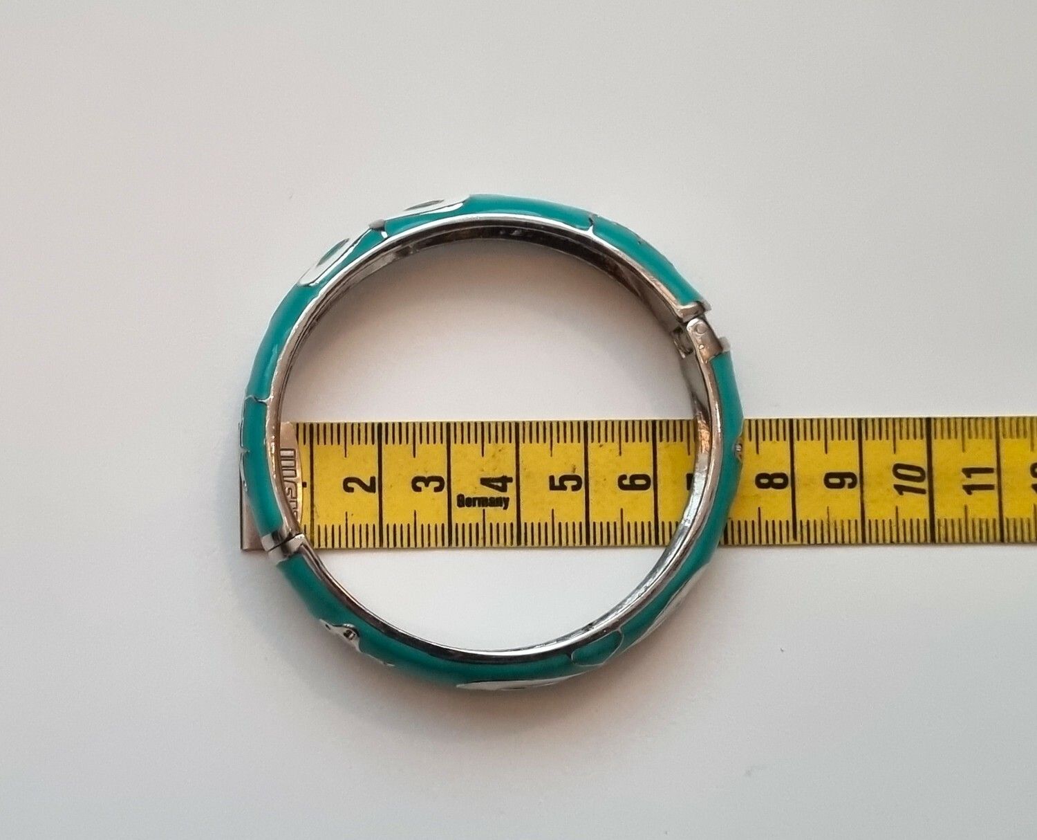 Stilrent armband med dekorativa fjärilar (turkos)