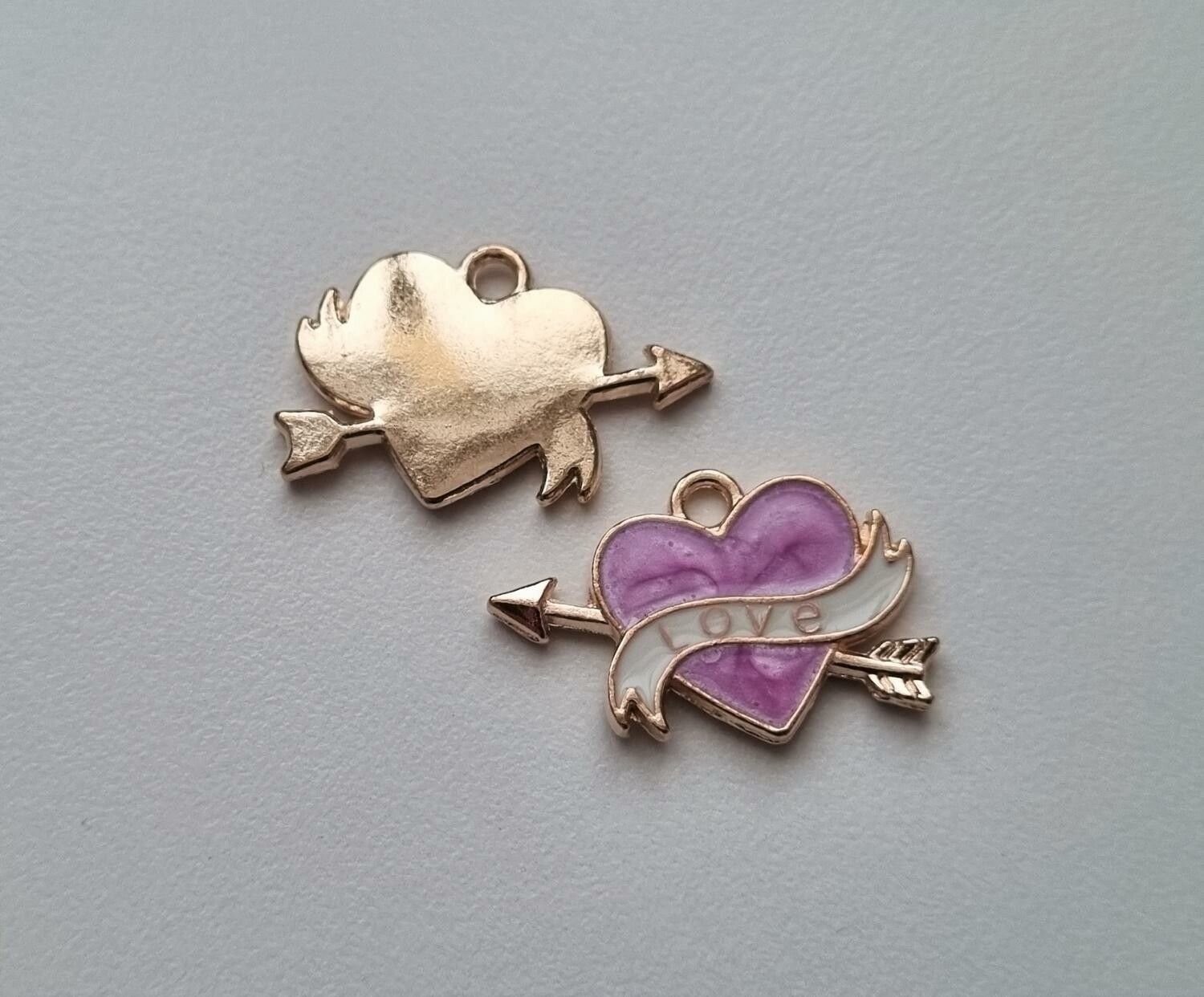 2 st hjärtan med pil, hjärtberlocker, charms / berlocker