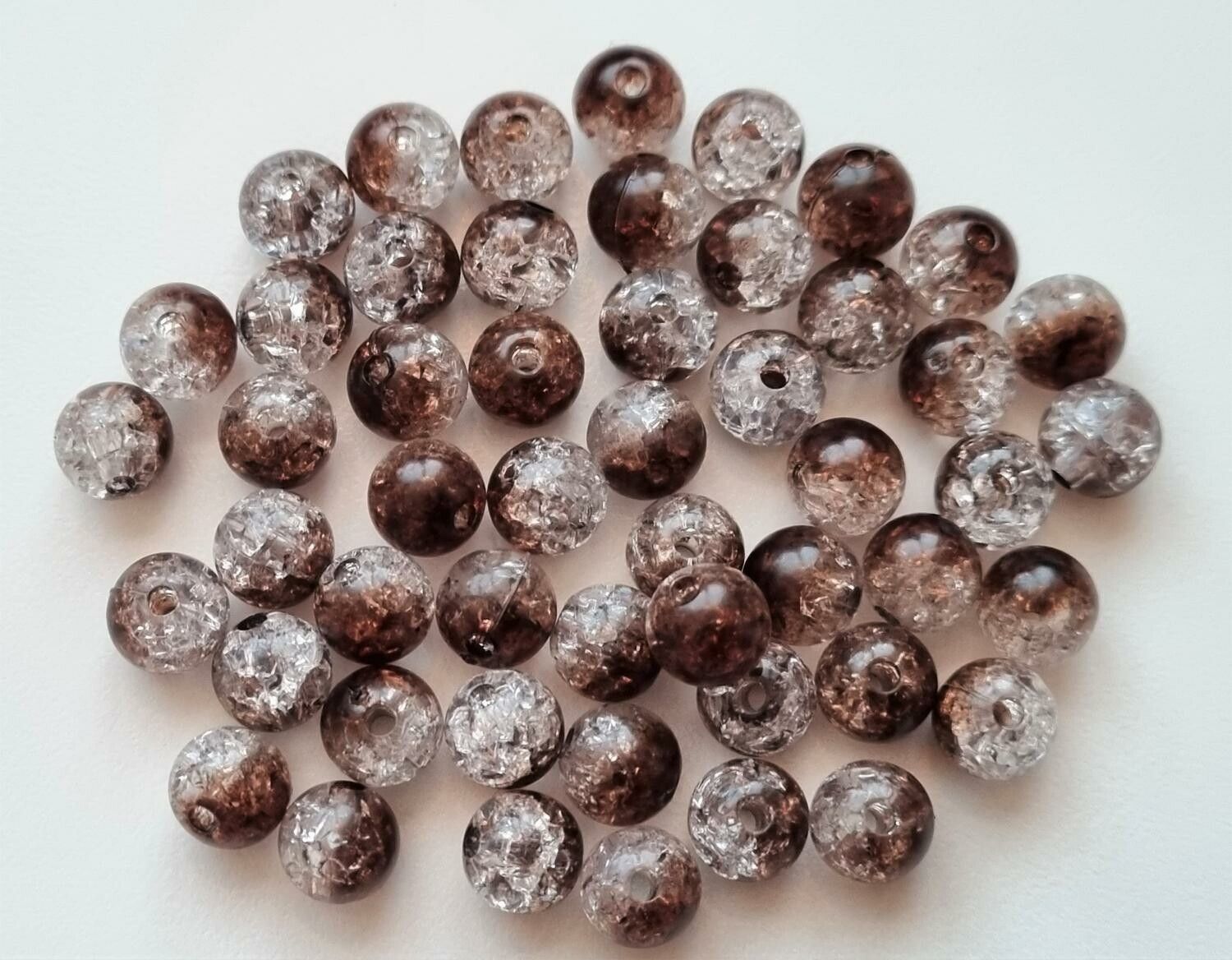 50 st brun/vita krackelerade pärlor i (8 mm)