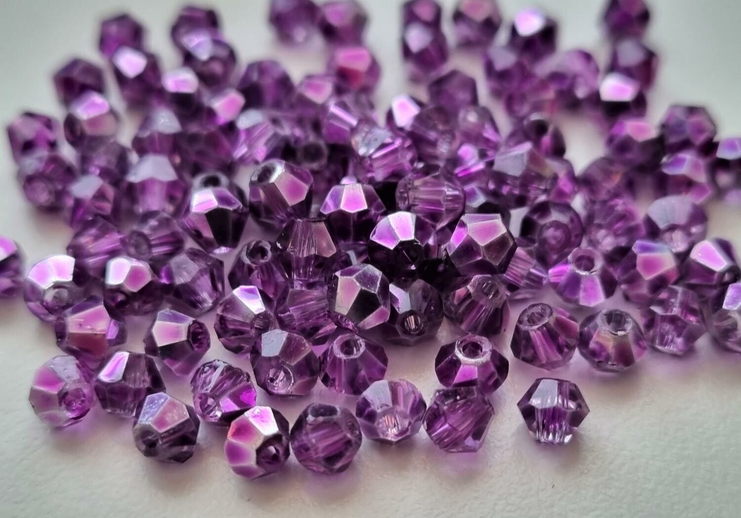 100 st bicone pärlor (4 mm) i mörklila