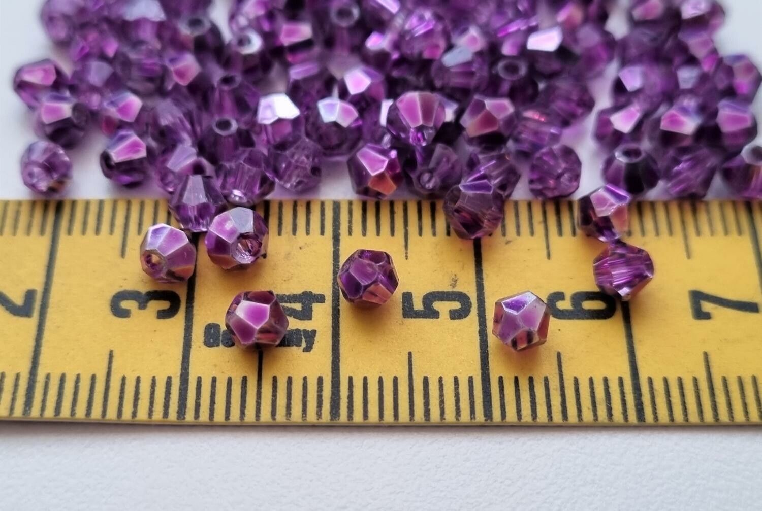 100 st bicone pärlor (4 mm) i mörklila