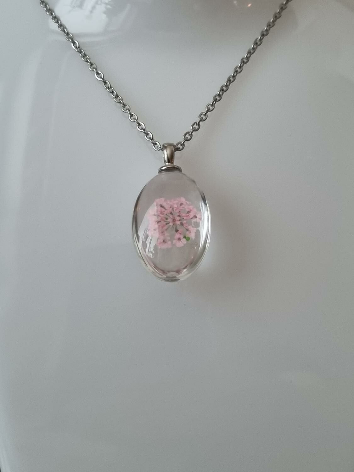 Halsband med fin berlock i glas (rosa)