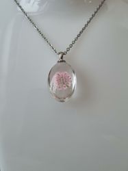 Halsband med fin berlock i glas (rosa)