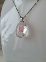 Halsband med fin berlock i glas (rosa)