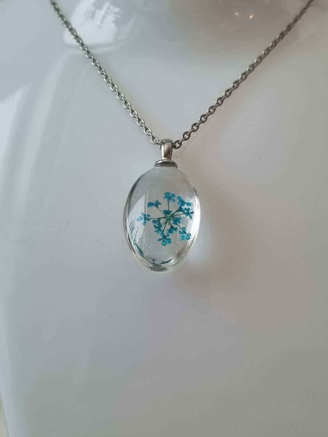 Halsband med fin berlock i glas (blå)