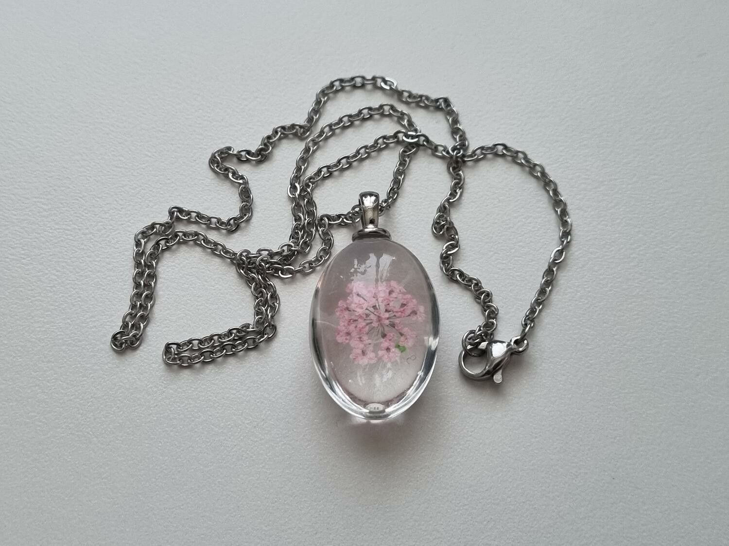Halsband med fin berlock i glas (rosa)