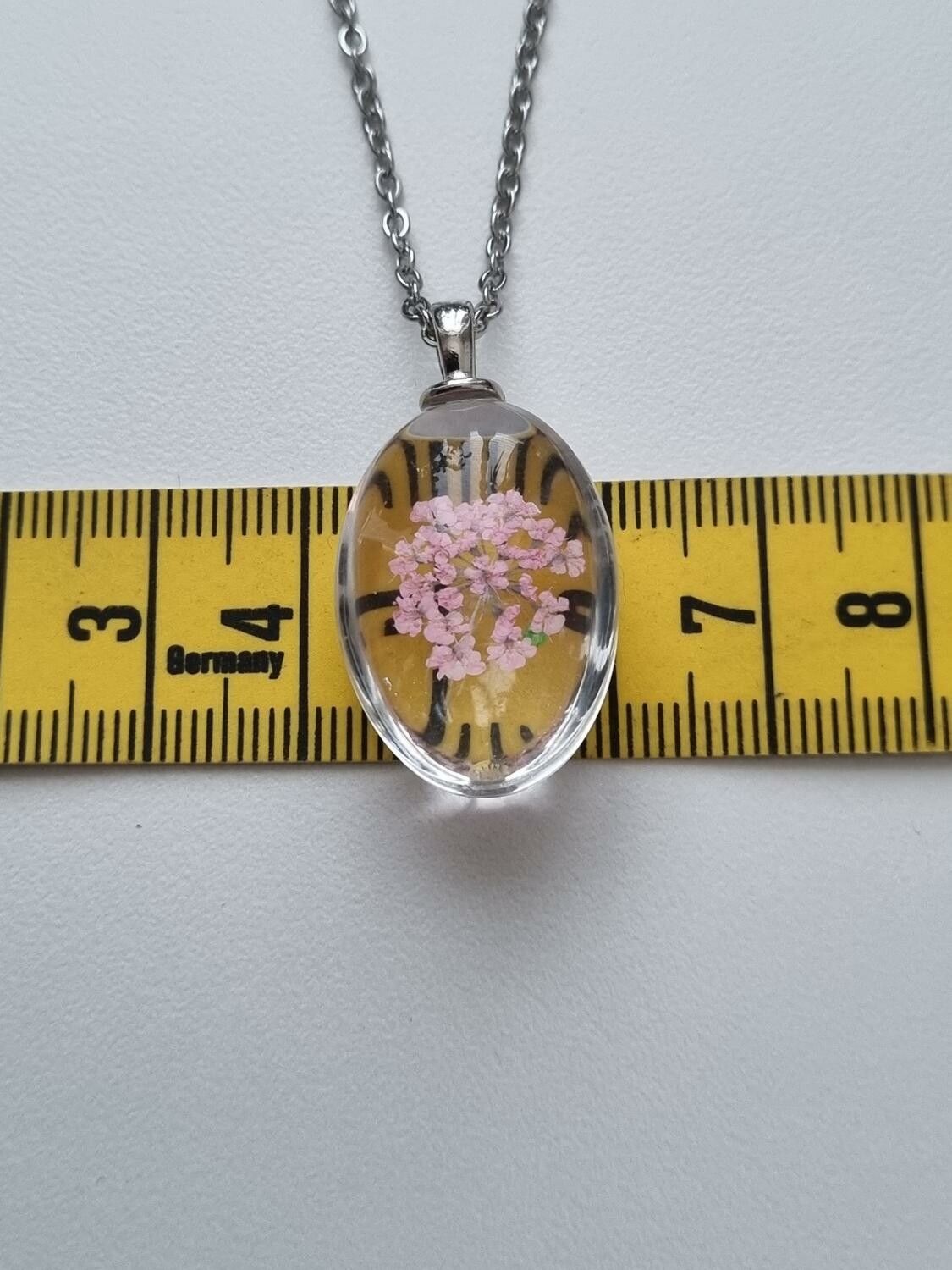 Halsband med fin berlock i glas (rosa)