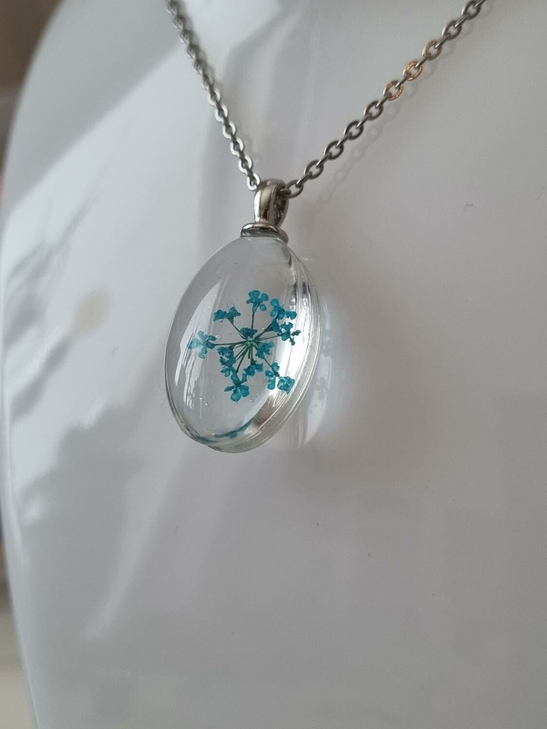 Halsband med fin berlock i glas (blå)