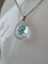 Halsband med fin berlock i glas (blå)