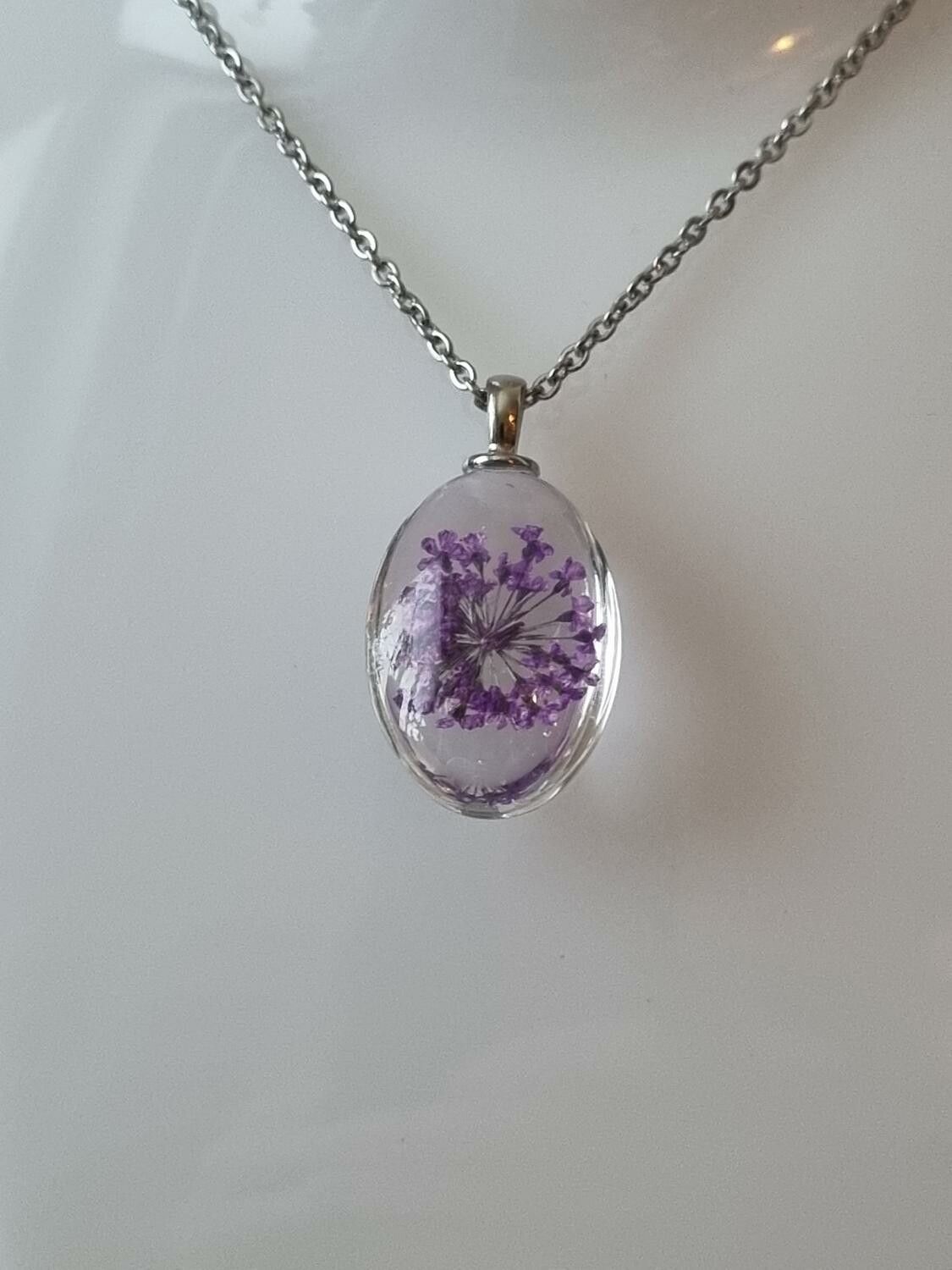 Halsband med fin berlock i glas (lila)