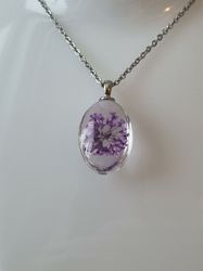 Halsband med fin berlock i glas (lila)