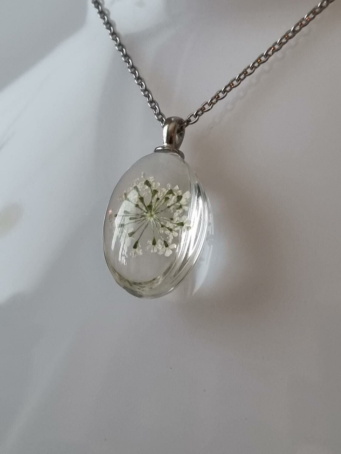 Halsband med fin berlock i glas (vit)