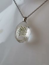 Halsband med fin berlock i glas (vit)