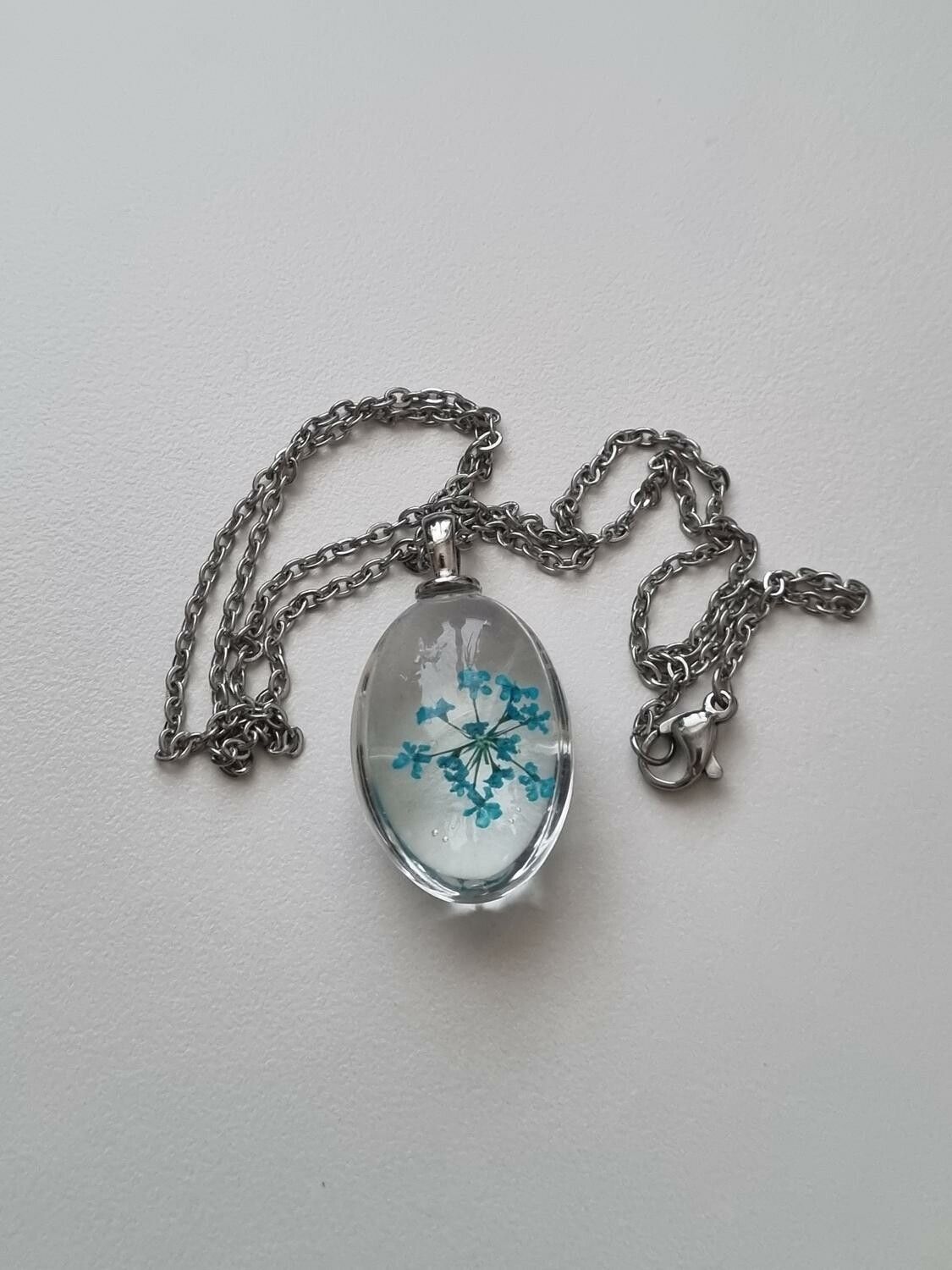 Halsband med fin berlock i glas (blå)