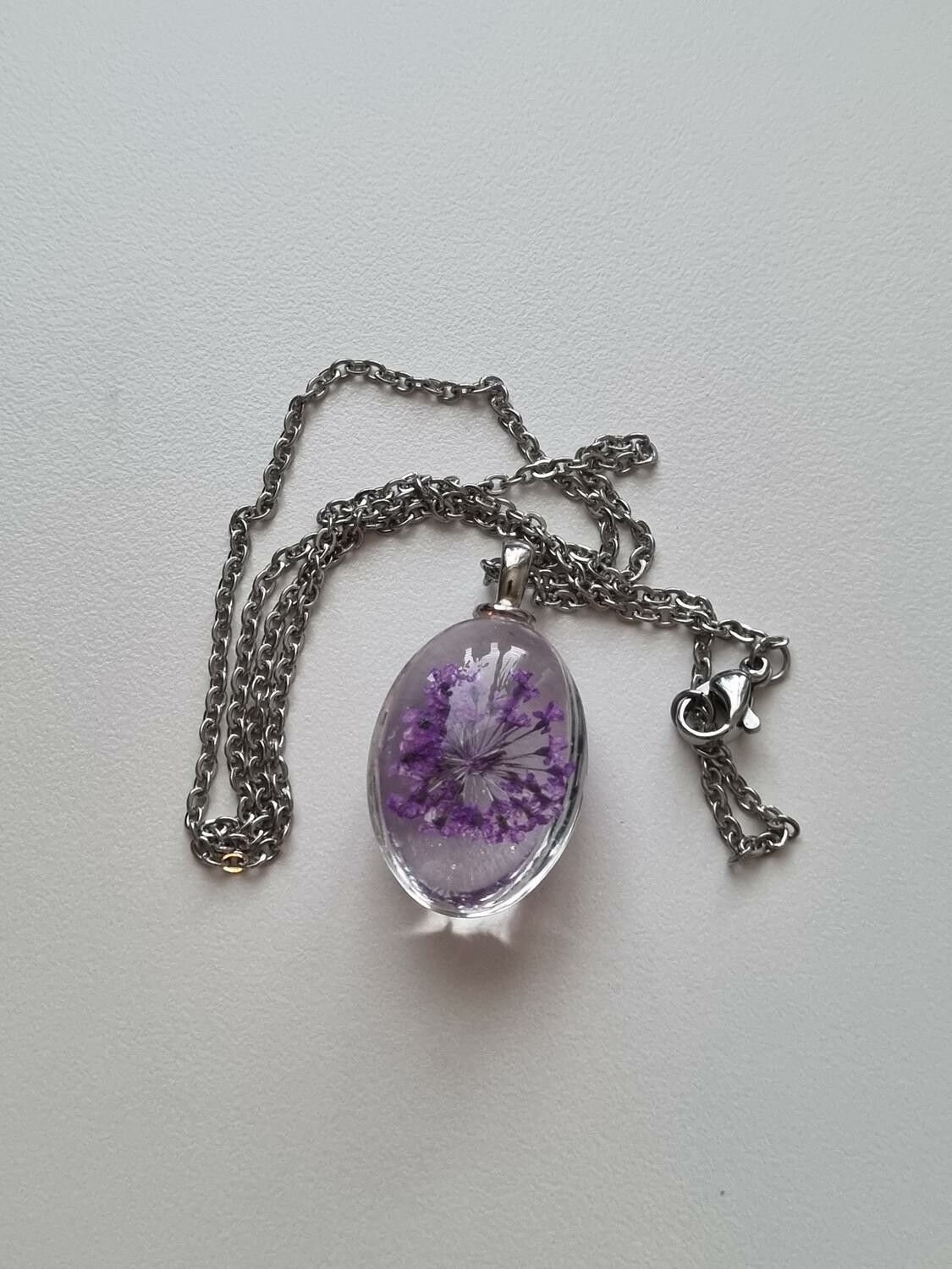 Halsband med fin berlock i glas (lila)