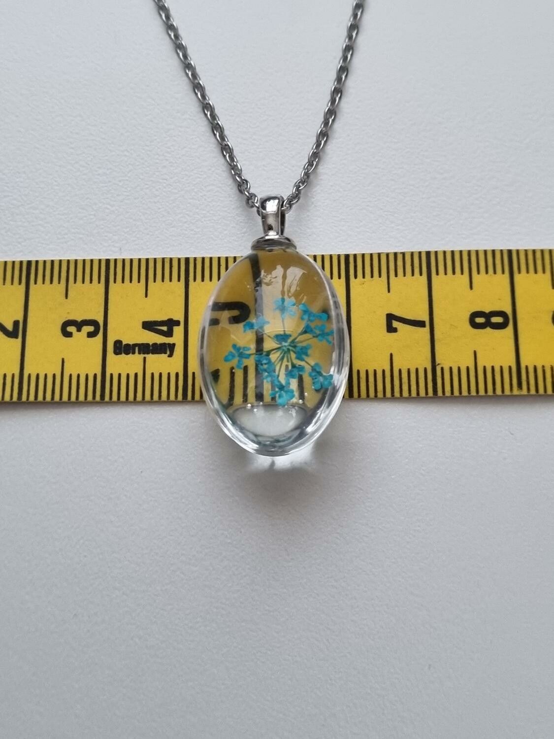 Halsband med fin berlock i glas (blå)