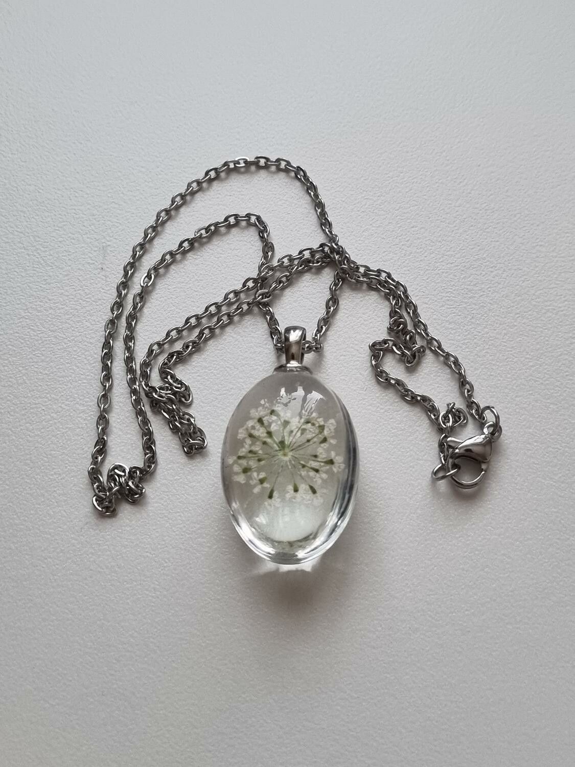 Halsband med fin berlock i glas (vit)