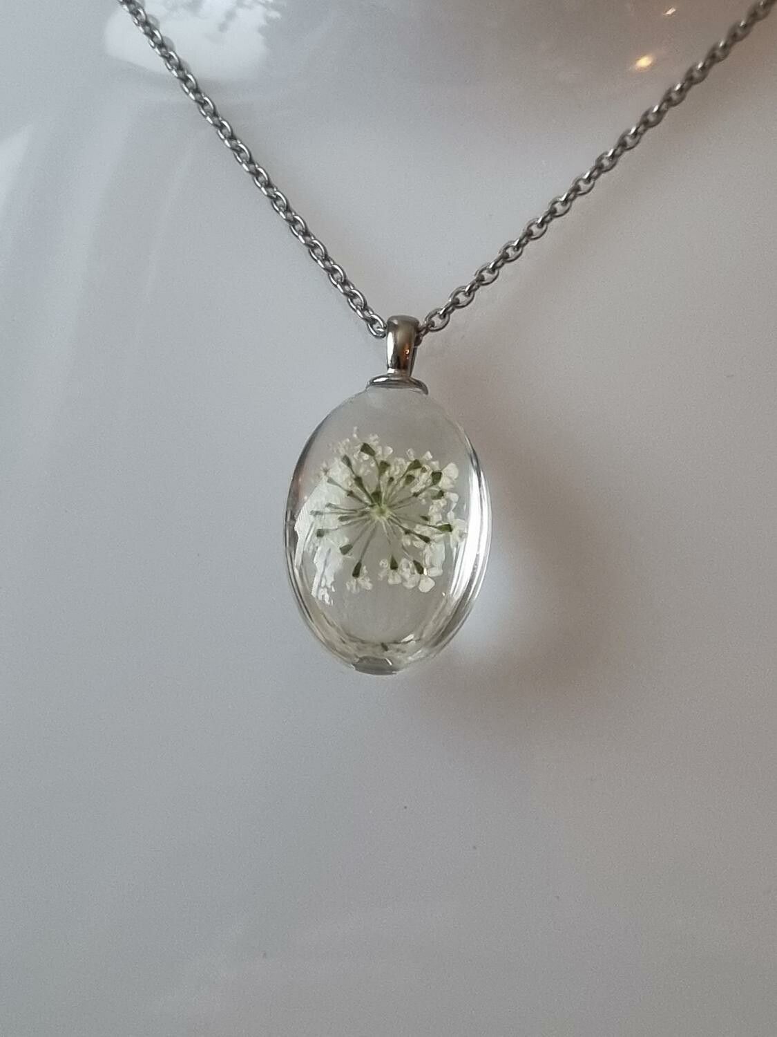 Halsband med fin berlock i glas (vit)