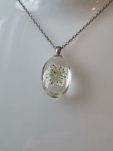 Halsband med fin berlock i glas (vit)