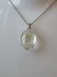 Halsband med fin berlock i glas (vit)