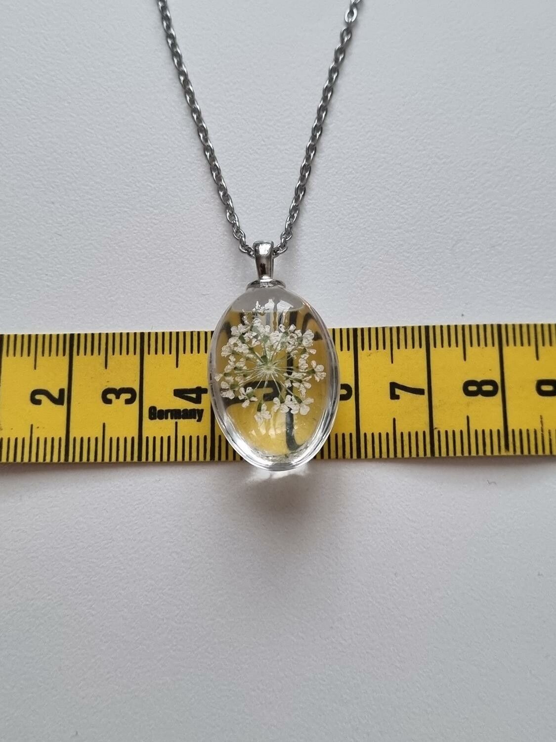 Halsband med fin berlock i glas (vit)