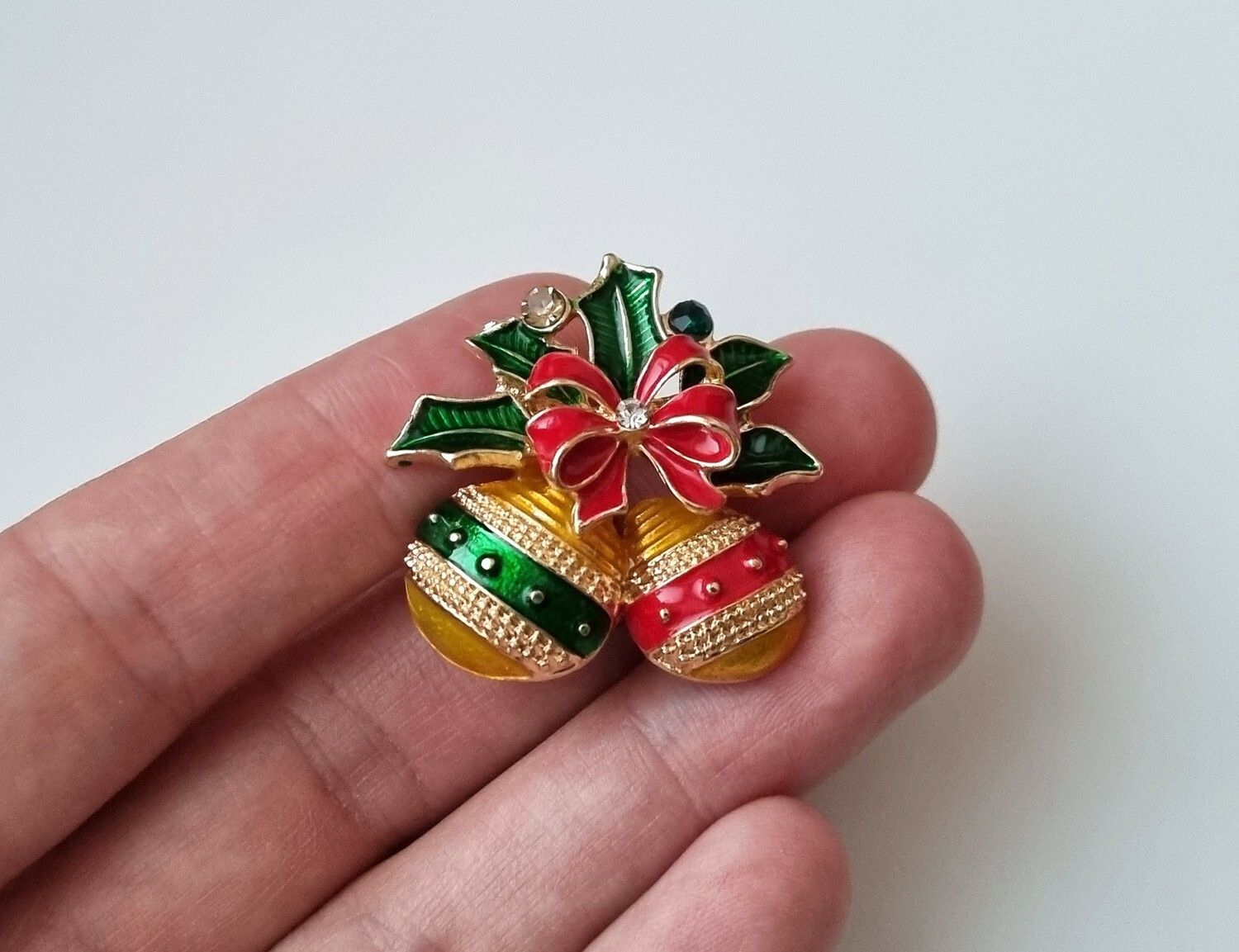 Brosch Julkransbrosch Julgranskulor med en rosett