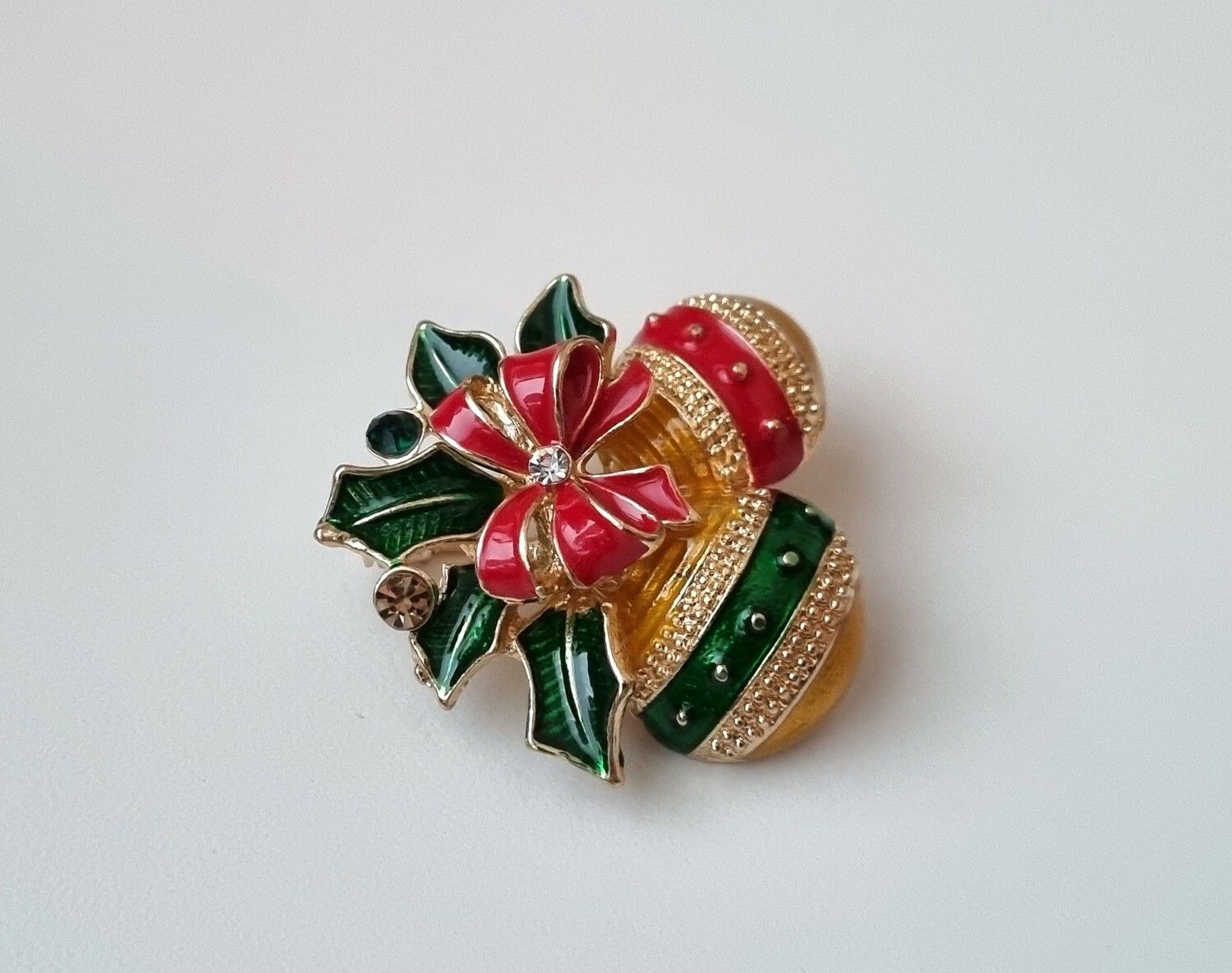 Brosch Julkransbrosch Julgranskulor med en rosett