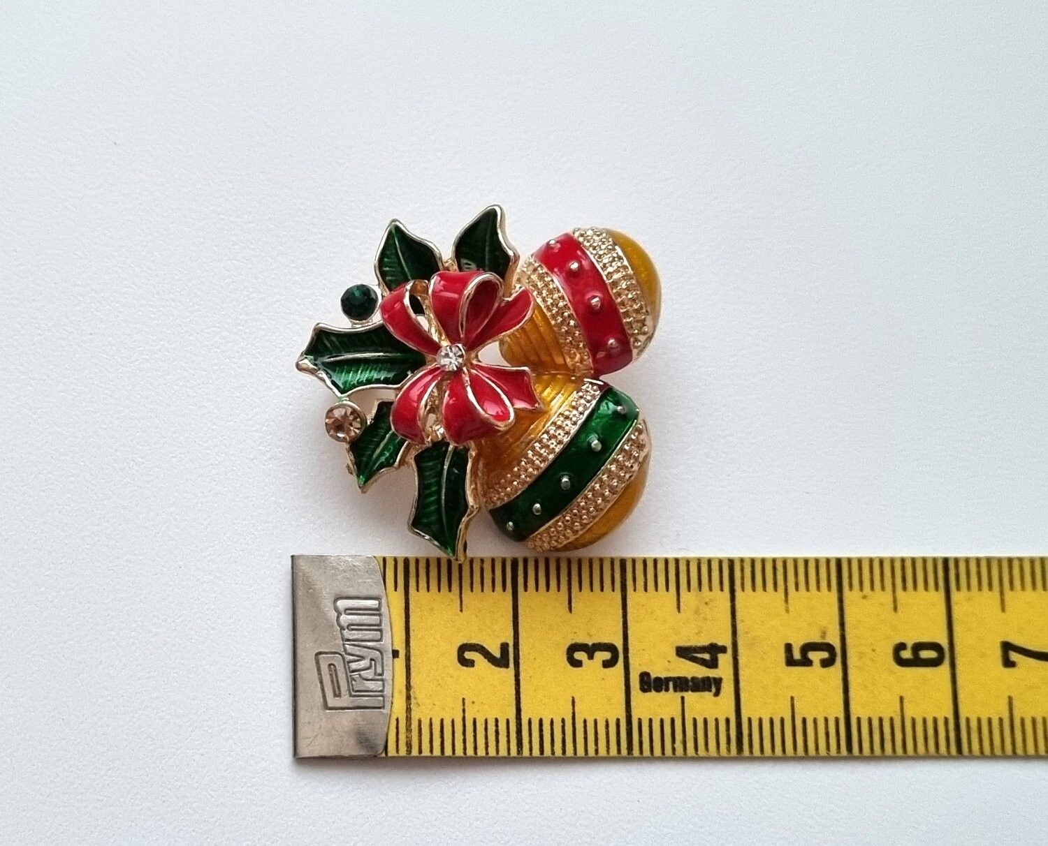 Brosch Julkransbrosch Julgranskulor med en rosett