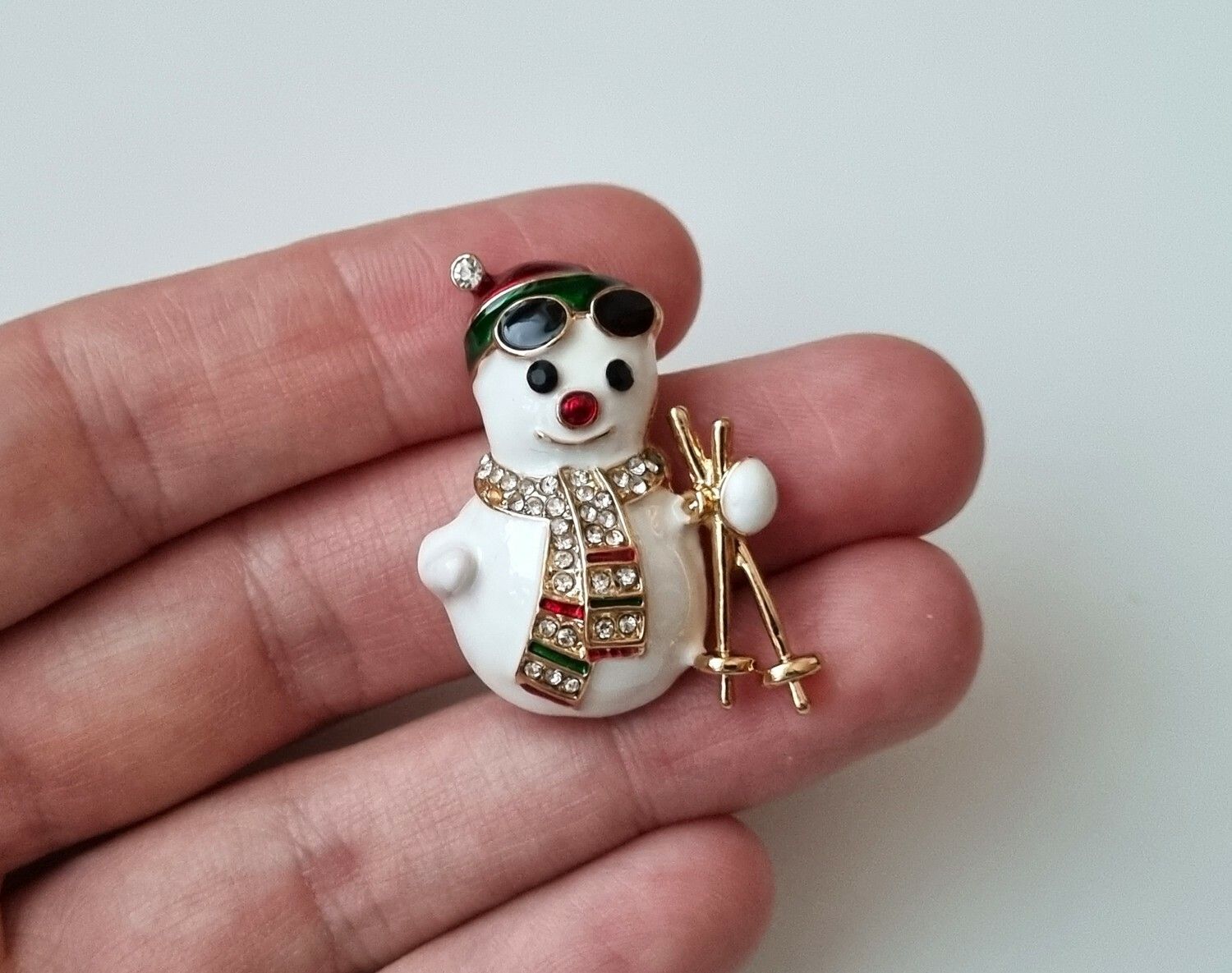 Brosch Julkransbrosch Snögubbe med skidstavar