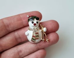 Brosch Julkransbrosch Snögubbe med skidstavar