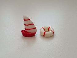 Miniatyrer / figuriner för dockskåpet, tittskåp (segelbåt och badring)