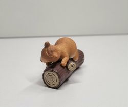 Ekorre på en stock. Miniatyrer för dekoration, tittskåp / dockskåp