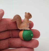 Ekorre på ekollon. Miniatyrer för dekoration, tittskåp / dockskåp