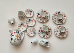 Dockskåpsservice / miniatyrservice (17 delar) i keramik. För dockskåp / tittskåp