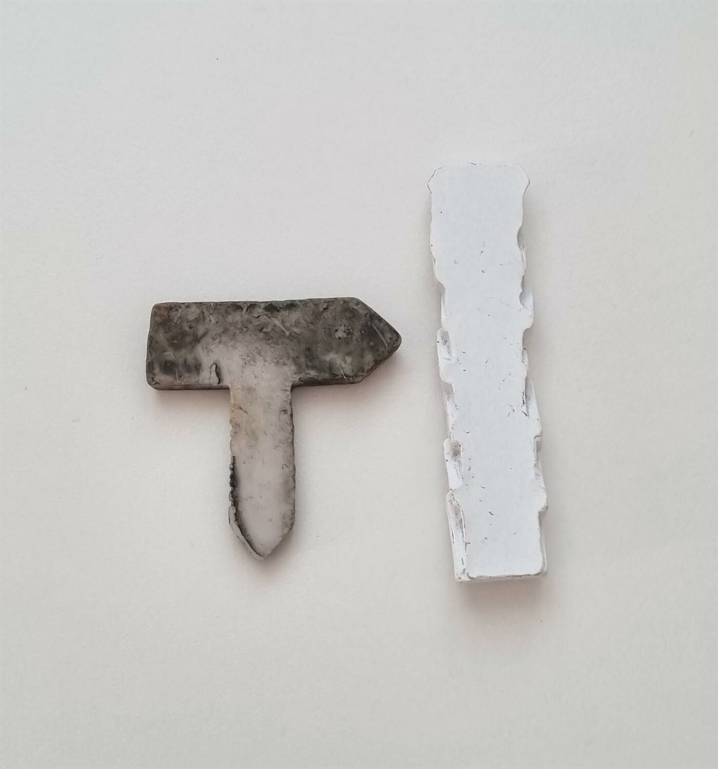 2 st miniatyrer / figuriner för dockskåpet, tittskåp mm