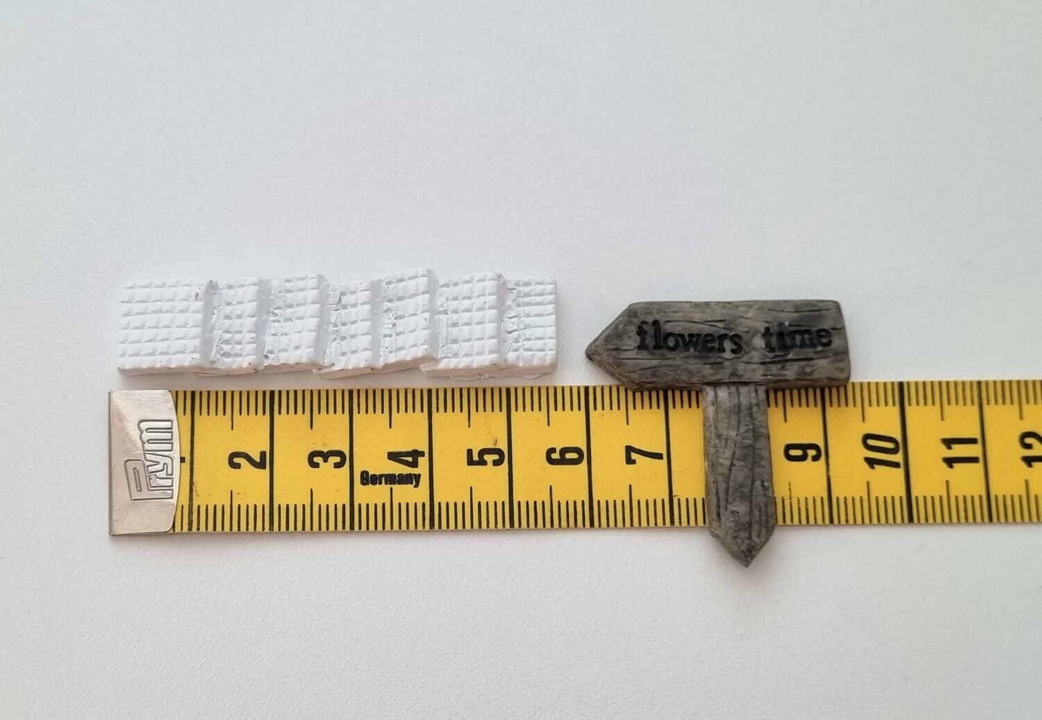 2 st miniatyrer / figuriner för dockskåpet, tittskåp mm