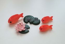 Miniatyrer Fiskfamilj med näckrosblad (5 delar)