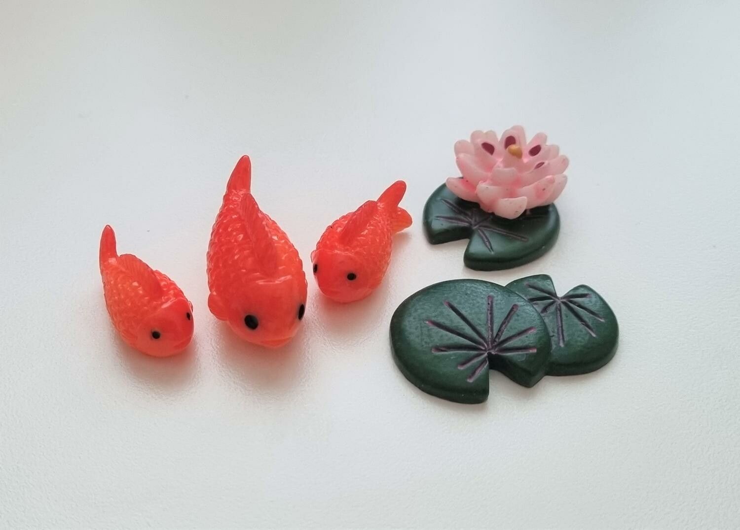 Miniatyrer Fiskfamilj med näckrosblad (5 delar)