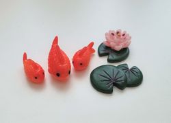Miniatyrer Fiskfamilj med näckrosblad (5 delar)