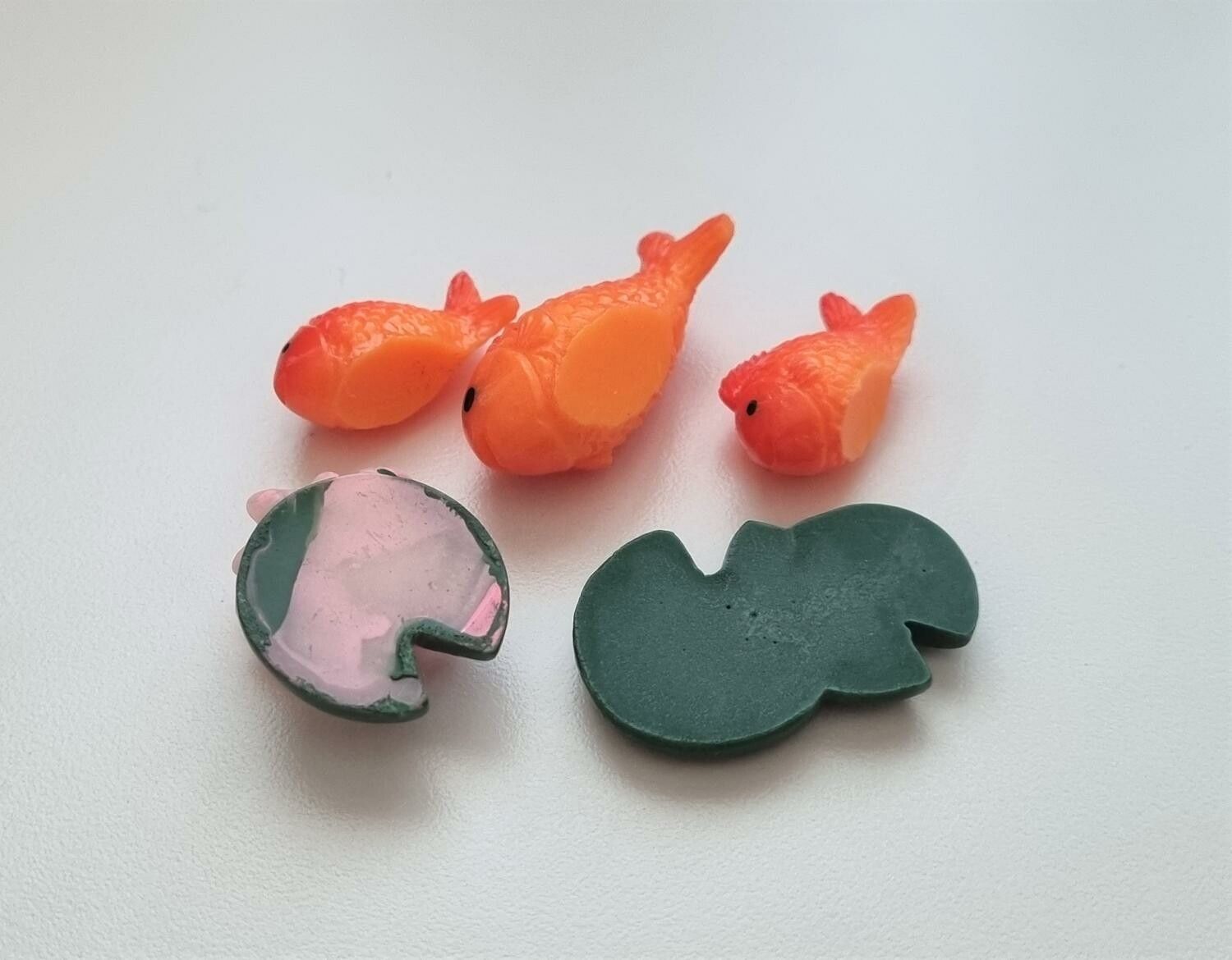 Miniatyrer Fiskfamilj med näckrosblad (5 delar)
