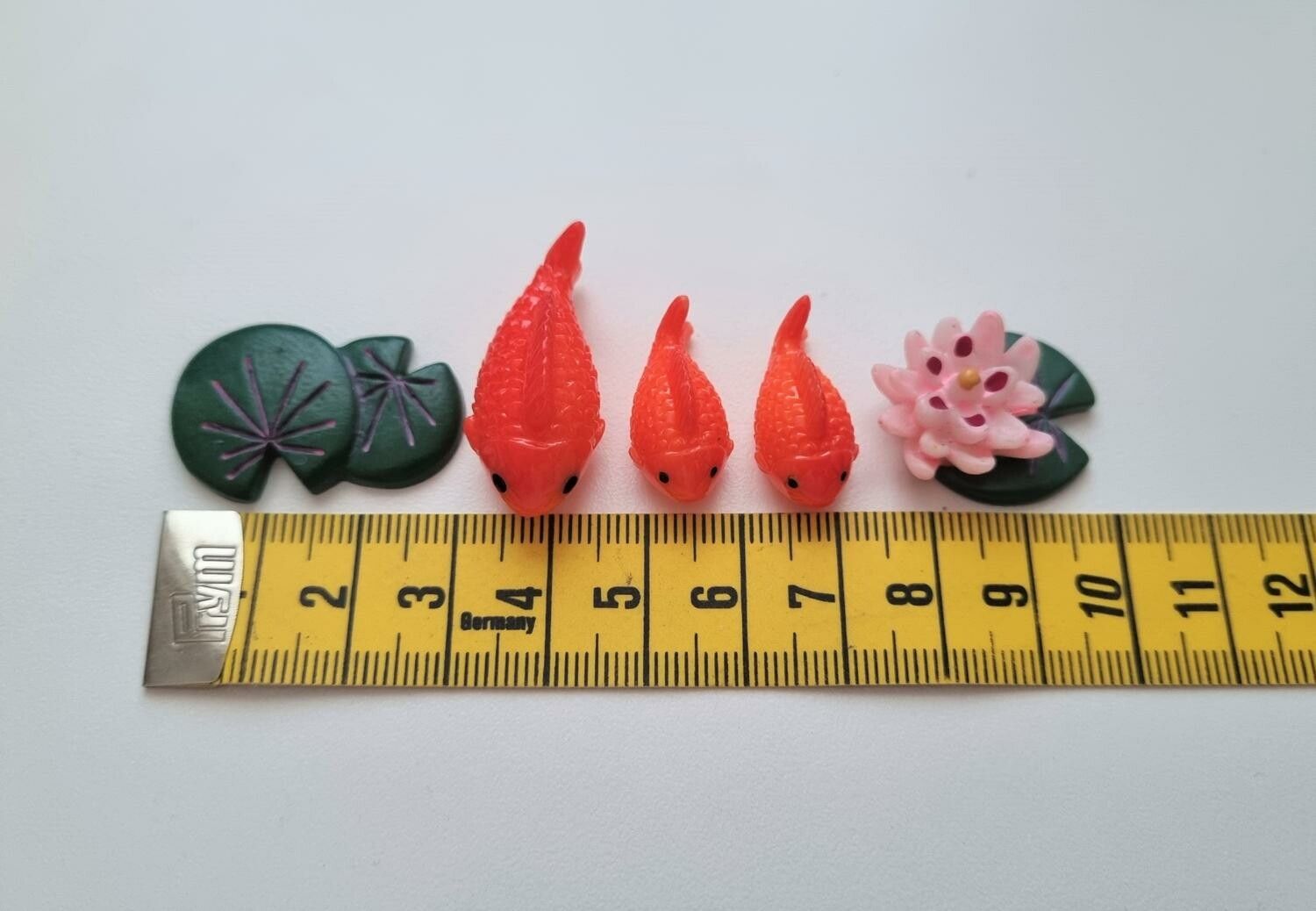 Miniatyrer Fiskfamilj med näckrosblad (5 delar)