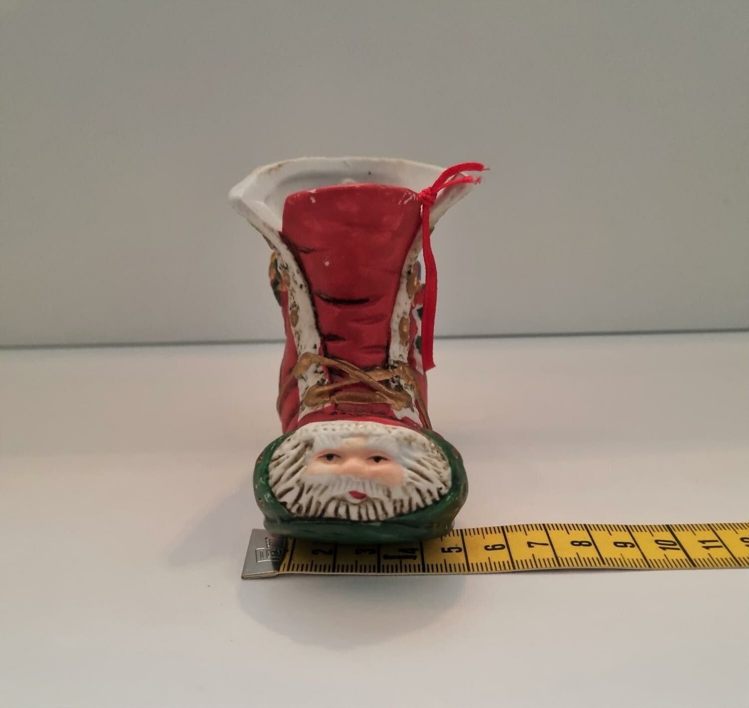 Handmålad figurin,  Tomtesko i porslin (174 gram)