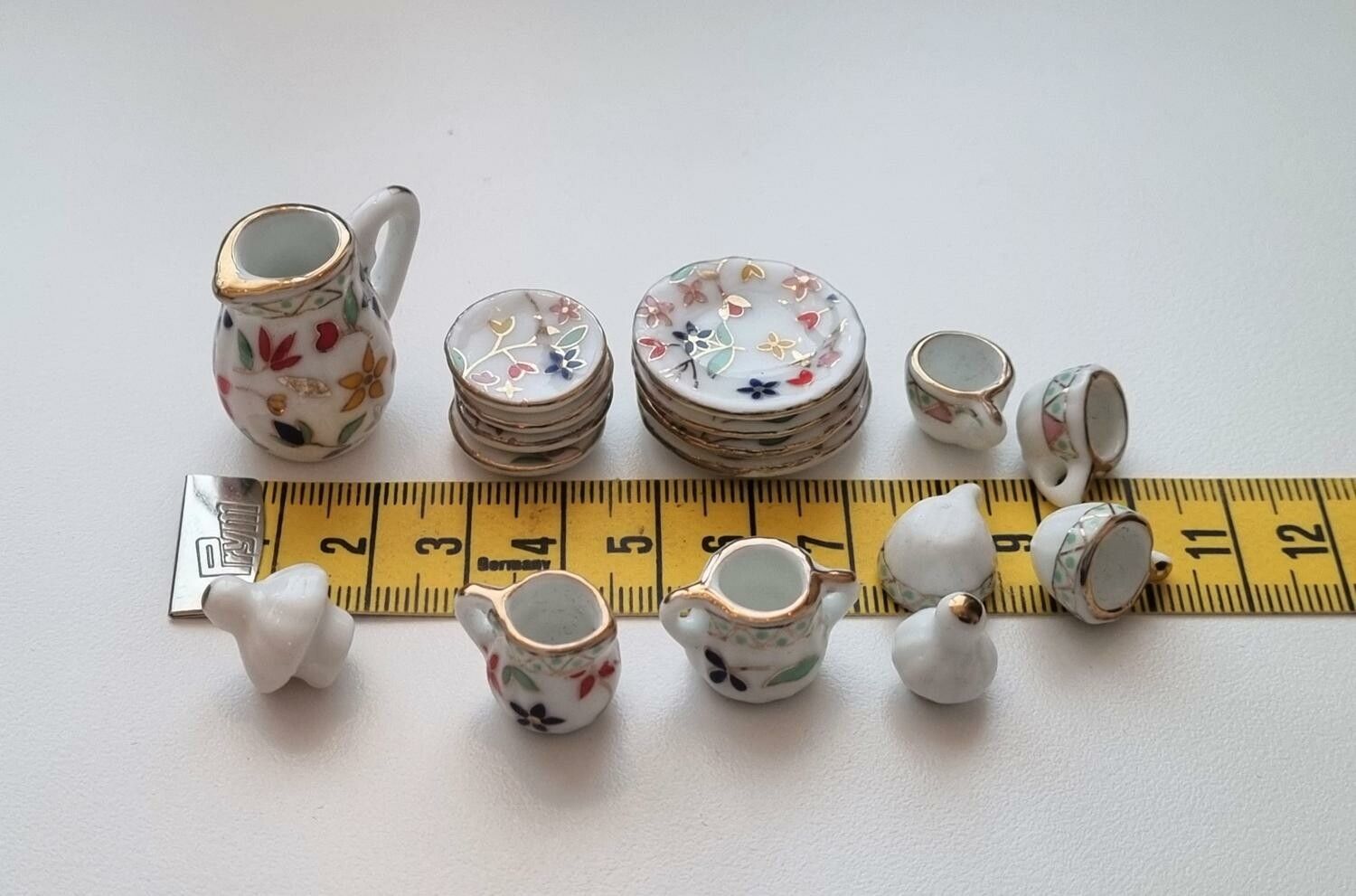 Dockskåpsservice / miniatyrservice (17 delar) i keramik. För dockskåp / tittskåp