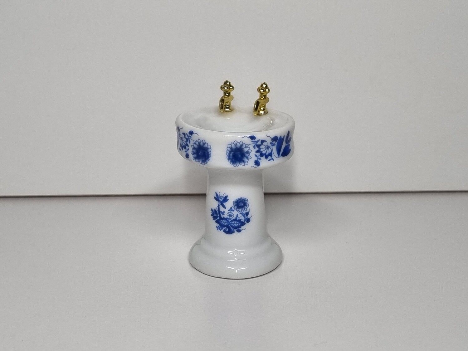 Handfat med två kranar, miniatyr i porslin