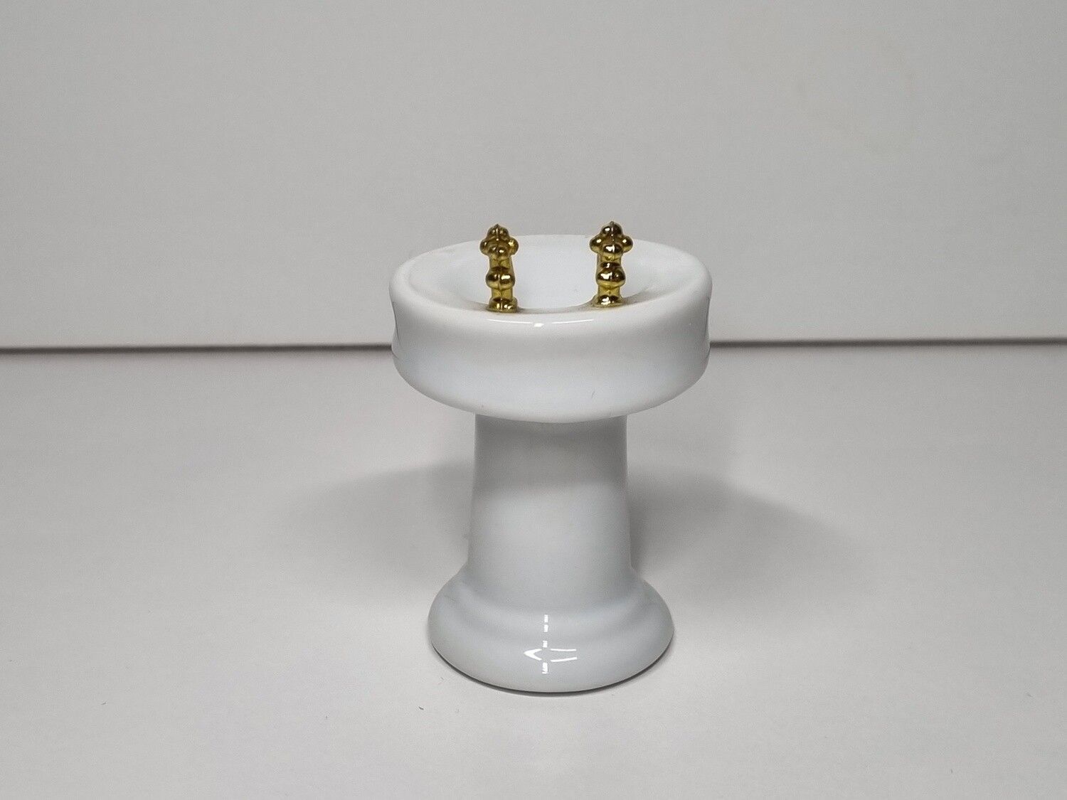 Handfat med två kranar, miniatyr i porslin