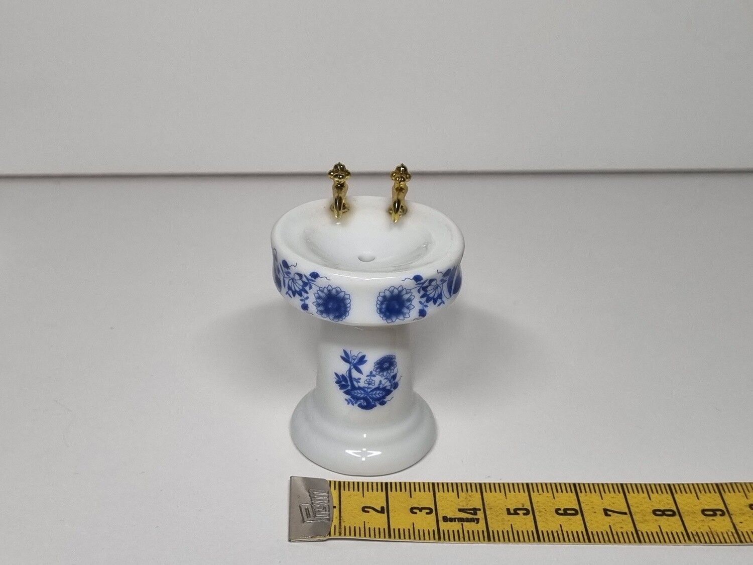 Handfat med två kranar, miniatyr i porslin
