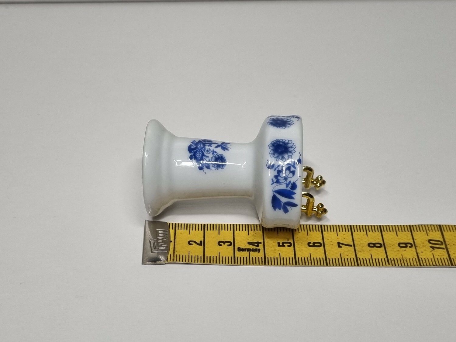 Handfat med två kranar, miniatyr i porslin