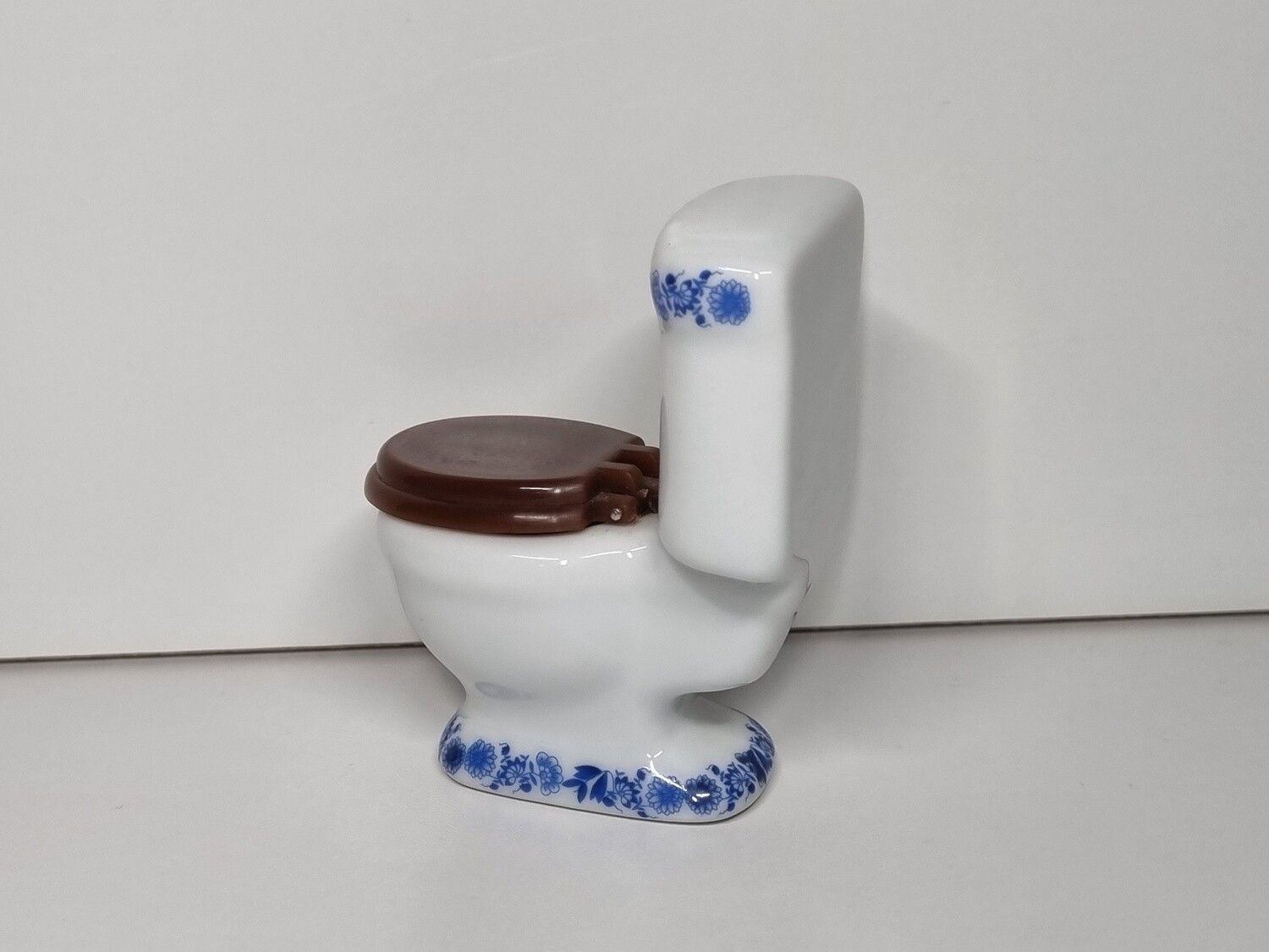 Toalett, miniatyr i porslin
