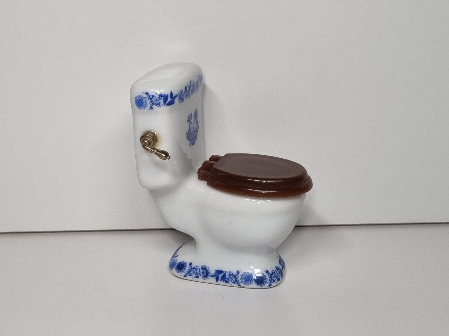 Toalett, miniatyr i porslin